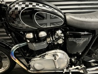 TRIUMPH THRUXTON 900